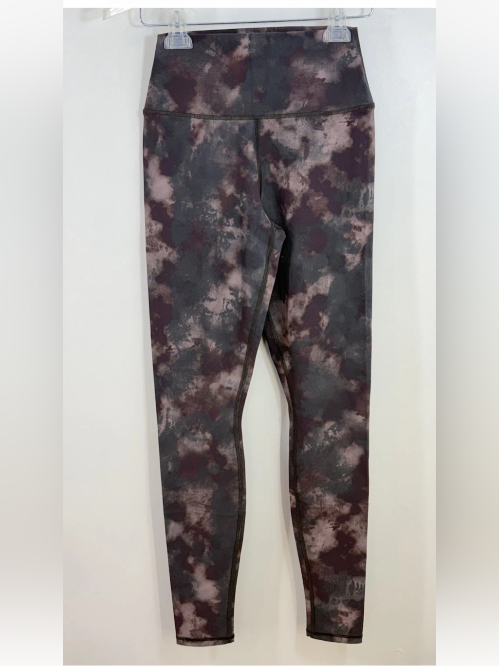 Alo Yoga High-Waist Tie-Dye Leggings In Gray And Purple